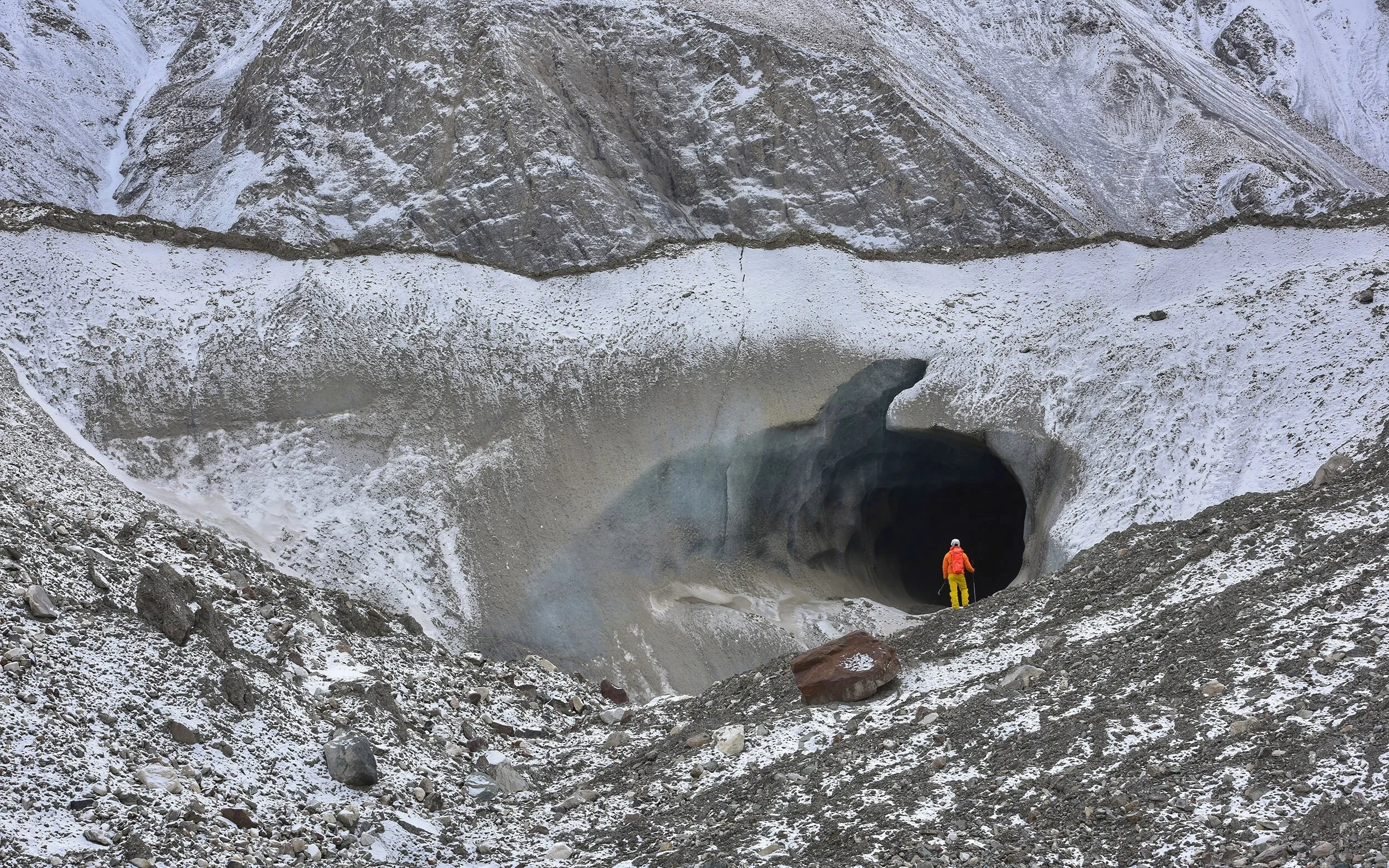 Un moulin creusé par l’eau au cœur du glacier.