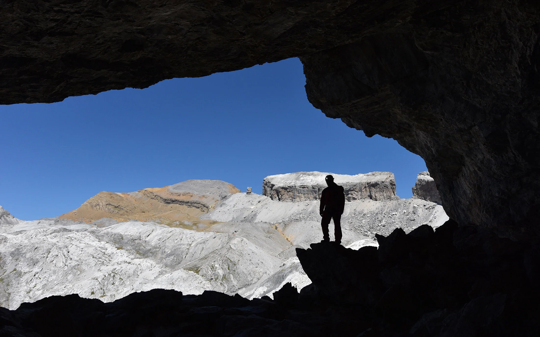 Une entrée glaciaire dans le karst de haute montagne.