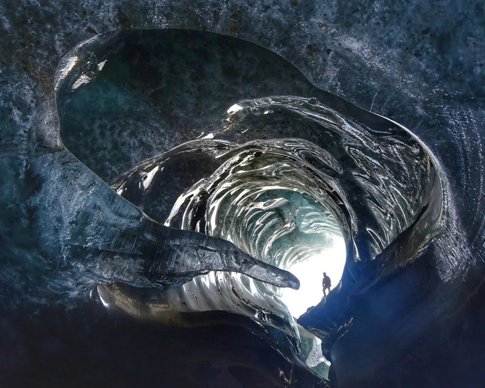 Explorateur à l’entrée d’une cavité de glace