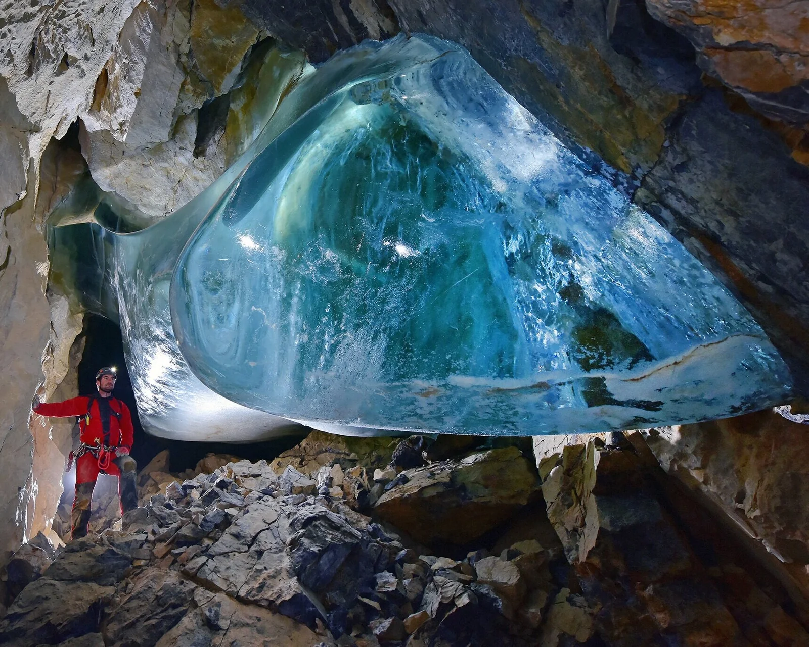 Exploration scientifique dans la grotte Devaux